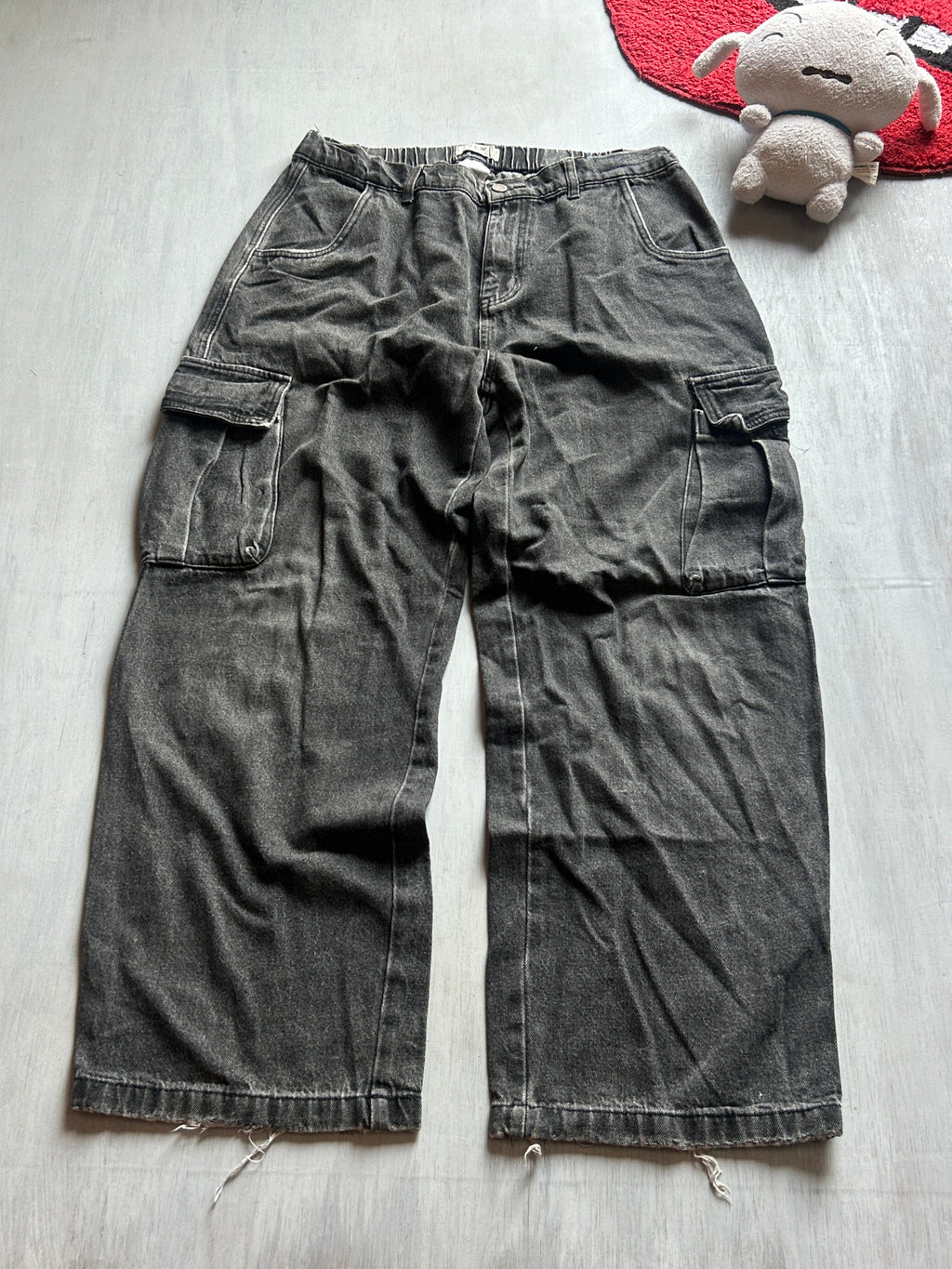 Washed Black Wide-Leg Cargo Jeans - (L)