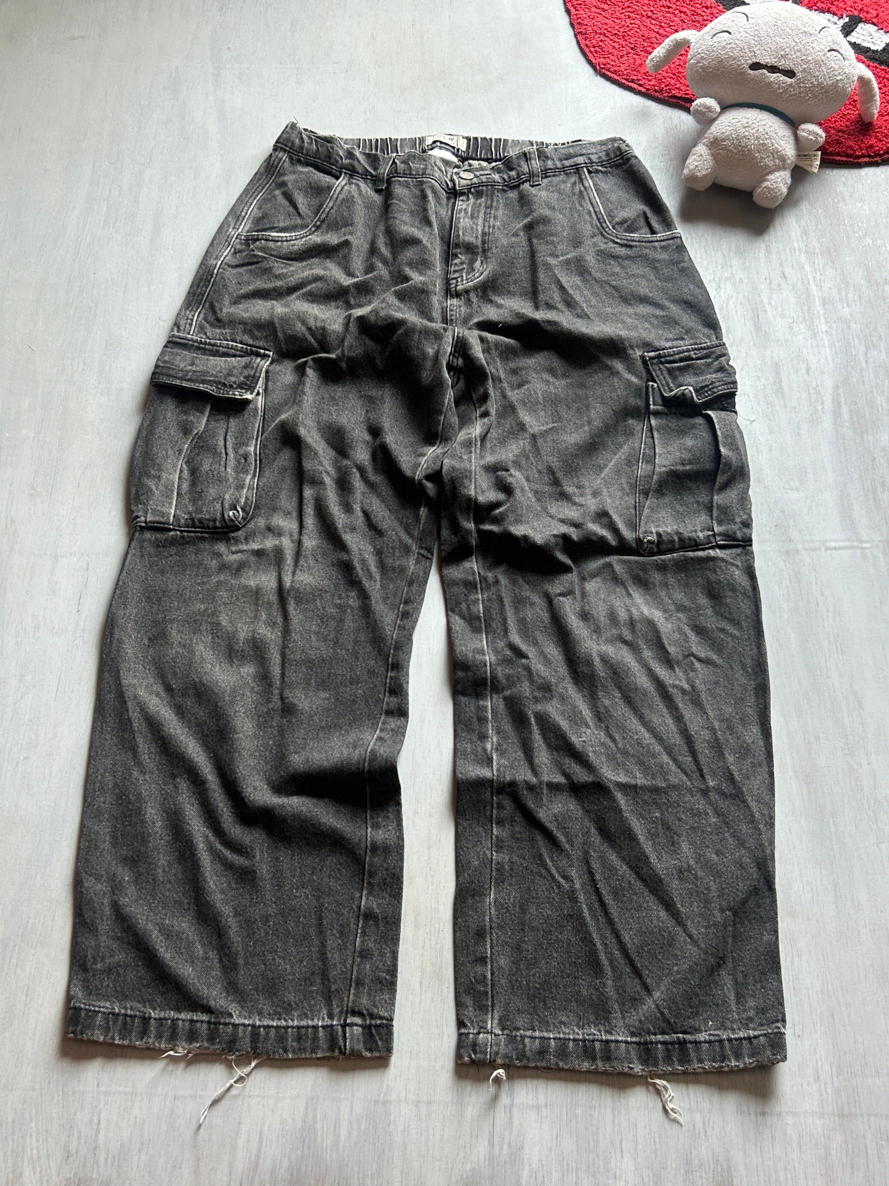 Washed Black Wide-Leg Cargo Jeans - (L)